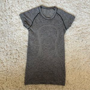 Lululemon Swiftly Short Sleeve Shirt Size 2 Black / Grey